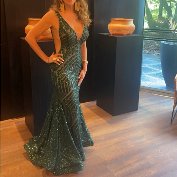 An elegant emerald dress made by designer  Jovani! - Picture 9 of 10
